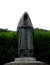 Oeuvre du statuaire bordelais, Edmond Chrtien. Vtements traditionnels des femmes de la valle ayant eu un enfant mort pour la France