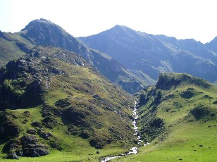 Montagnes aux alentours du lac